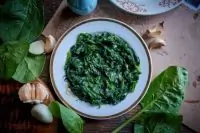 Испанахи с чесноком и зеленью