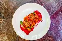 Тартар из папайи с воздушным рисом