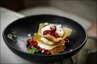 Черешневый медовик со сметанным мороженым