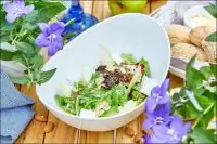 Зеленый салат с миндальным орехом и греческим сыром