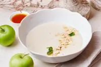 Каша манная с томлеными яблоками