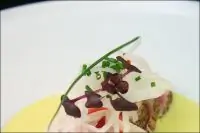 Филе тунца с соусом халапеньо и лапшой из дайкона с чили