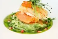 Спагетти из огурца с копченой форелью, камчатским крабом и соусом из оливкового масла, уксуса и кленового сиропа