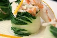Пак чой с салатом из краба, апельсином и лангустами