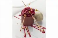 Ролл из шоколадного сигаретного теста с шоколадным и фисташковым кремом