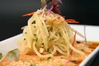 Карпаччо из филе лосося с имбирным маринадом в сопровождении лапши из дайкона