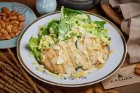 Теплый салат с курицей и баже из миндаля