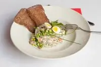 Оливье со сметаной и майонезом