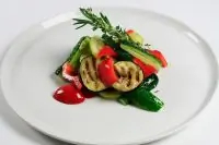 Салат из овощей на гриле