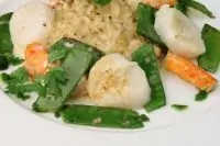 Ризотто с соусом херес, морским гребешком, мясом краба и сладким зеленым горошком