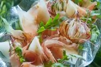 Медовая дыня с пармской ветчиной и хрустящей рукколой