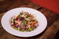 Салат с курицей и хрустящей лапшой