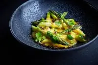 Запеченная спаржа под голландским соусом с юдзу