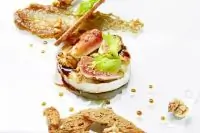 Теплый сыр камамбер с соусом унаги