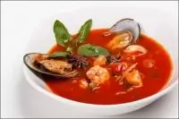Томатный суп с креветками и рыбой