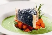 Зеленый суп из молодого шпината и спаржи с тартаром из помидоров и кусочками жареного сибаса