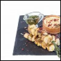 Запеченный камамбер с соусом чатни