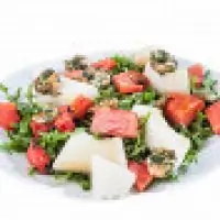 Салат с креветками, дыней, арбузом и руколой