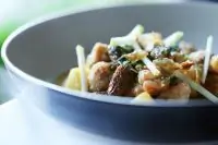 Железа теленка с копчеными яблоками