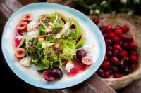 Хрустящие листья салата с черешней и макадамия