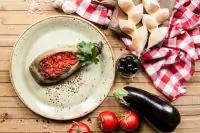 Баклажан печеный с аджикой