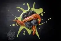 Черные равиоли с креветкой и сибасом