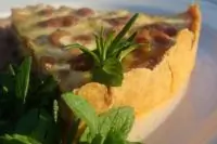 Пирог с зеленой фасолью и ветчиной