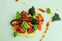 Осьминог в соусе из черного перца с картофельным пюре