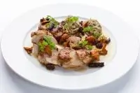 Цыпленок с лесными грибами и воздушным картофелем с трюфелями