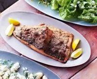 Запеченный лосось с картофелем и латуком