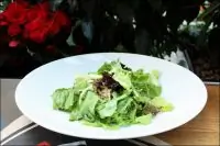 Микс салат с зеленым яблоком и маринованным шалотом