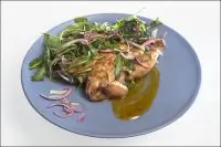 Лимонный цыпленок с соусом из сладкого чили, горчицы и меда, зеленым салатом и маринованным луком