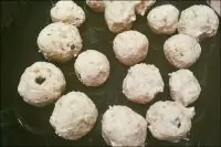 Творожные шарики с орехами и изюмом