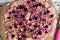 ​ Замороженный йогурт с ягодами и овсянкой