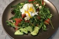 Легкий салат с яйцом пашот