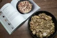 Курица с грибами в сметанно-горчичном соусе