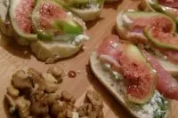 Брускетта с мягким сыром, инжиром и вяленым мясом