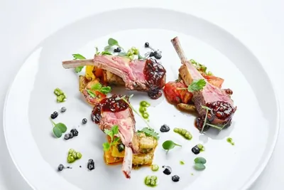 Корейка ягненка с печеными овощами