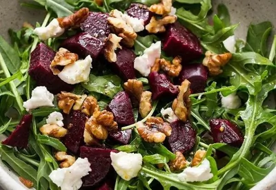 Салат из рукколы со свеклой и сыром фета