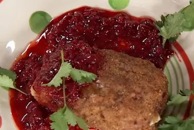 Телятина а-ля кордон блю с яблоками и вишневой сальсой
