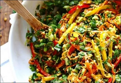 Тайский салат с кунжутно-чесночной заправкой