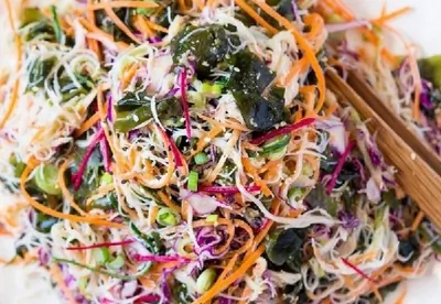 Веганский салат с рисовой лапшой и кунжутной заправкой