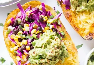 Печеная тыква с салатом из черной фасоли