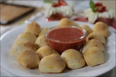 Мини-кальцоне с домашним соусом