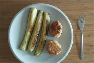 Котлеты из лосося и трески с гарниром из цукини