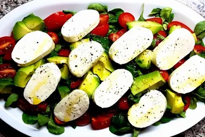 Капрезе с корном и авокадо