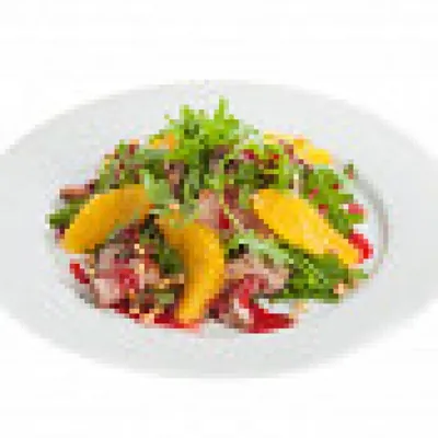 Салат с утиной грудкой, рукколой и клюквенным соусом