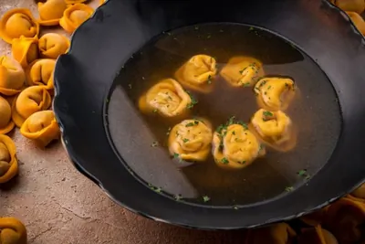 Мясной суп с тортелинни от шеф-повара ресторана