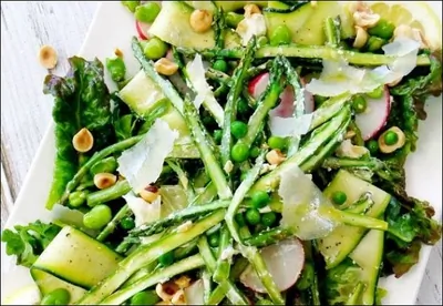 Весенний салат со спаржей, сыром фета, лимоном и фундуком