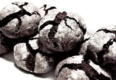 Шоколадное печенье с орехами и сахарной пудрой